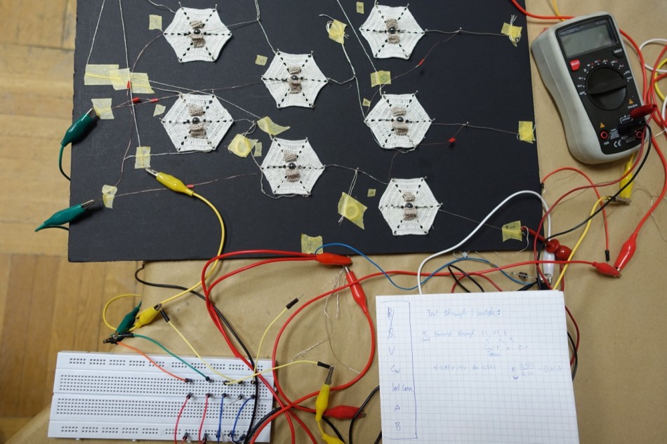 Connected Crochet ALU (without carrier), simulating Input