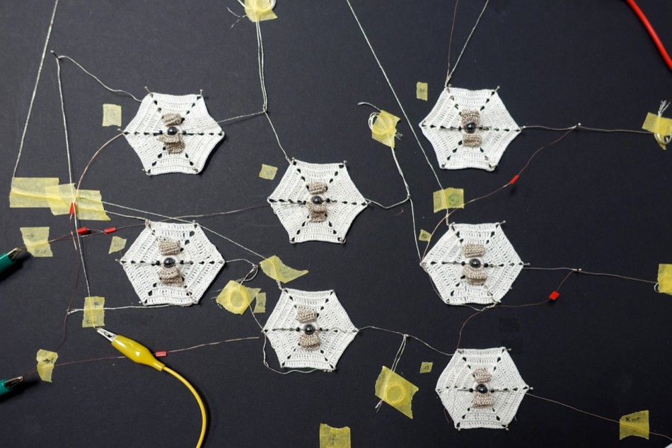 Connected Crochet ALU (without carrier), simulating Input